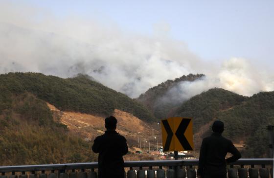 '9명 사상' 산불 공무원 3명 송치에…경남도 "재난 대응 위축 우려"