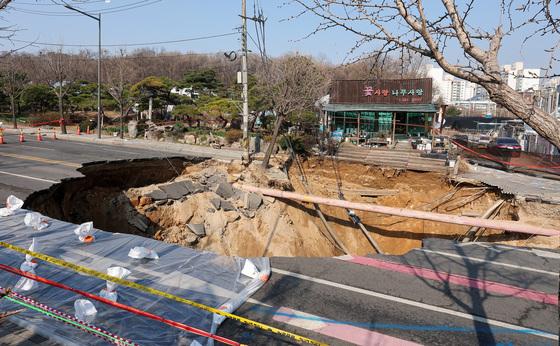 명일동 땅꺼짐, 지하 암반 약한 틈·누수 겹쳐 한순간에 붕괴