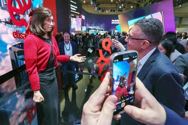 사람처럼 대화하고 자연스럽게 걷는 로봇…피지컬AI 열풍 계속