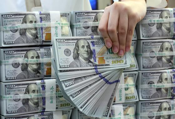 달러보험, '환차익'만 노리다 낭패…금감원 소비자 경보 발령