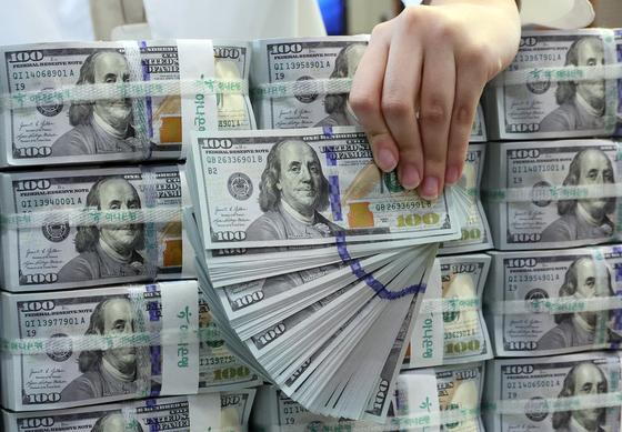 달러보험, '환차익'만 노리다 낭패…금감원 소비자 경보 발령