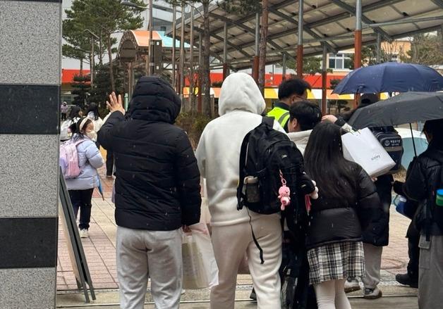 하늘양 초교, '자율 귀가 시 책임 묻지 않는다' 서약 논란