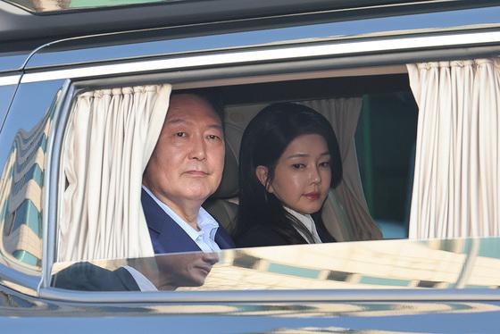 특검, 윤석열·김건희 '뇌물수수 혐의' 경찰 이첩…"추가 수사 필요"