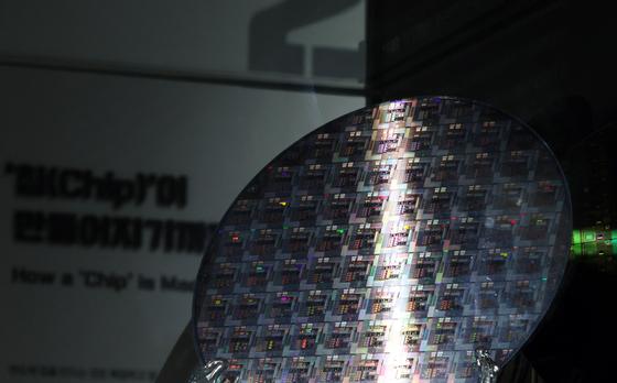 추석·소비쿠폰 효과 끝나자 11월 소비 3.3%↓…21개월래 최대 감소(종합)