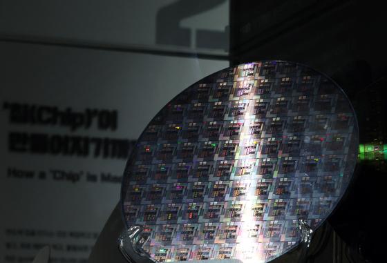 추석·소비쿠폰 효과 끝나자 11월 소비 3.3%↓…21개월래 최대 감소(종합)