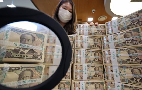 일본은행 금리 인상에도 엔화 0.4% 약세…"실질금리 여전히 마이너스"