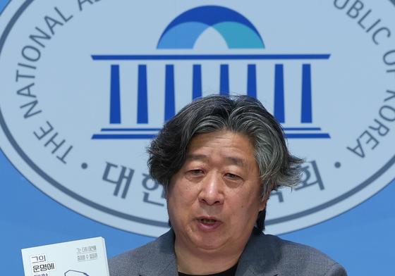 경찰, '이 대통령 부친 횡령·야반도주' 책 출간한 언론인 검찰 송치