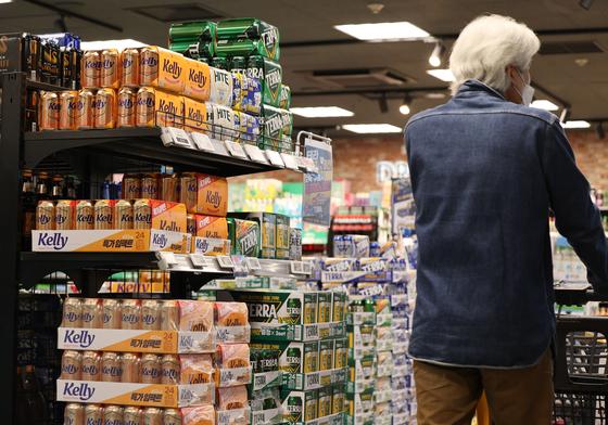 "도수 낮추고 브랜드 합치고"…주류업계, '여름 성수기' 전략 재정비