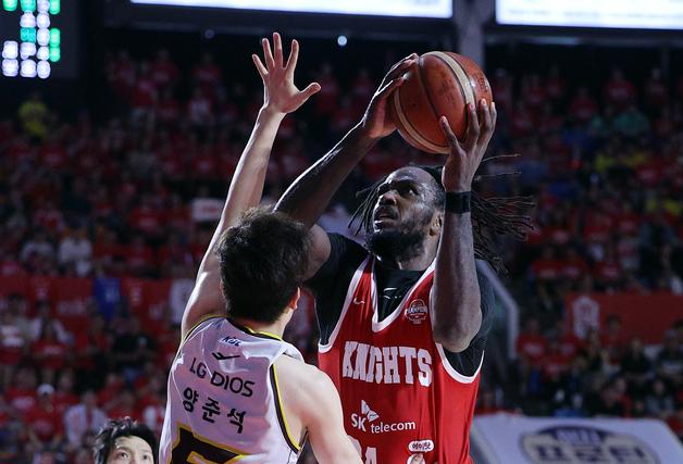 프로농구 SK, '워니 36점' 앞세워 소노에 77-70 역전승…2연승