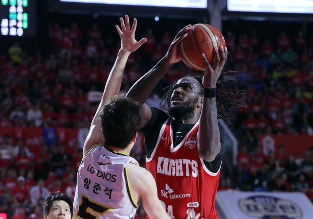 프로농구 SK, '워니 36점' 앞세워 소노에 77-70 역전승…2연승