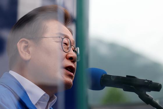 이재명 "세대·남녀 갈라치기"…이준석 "파란옷 尹"