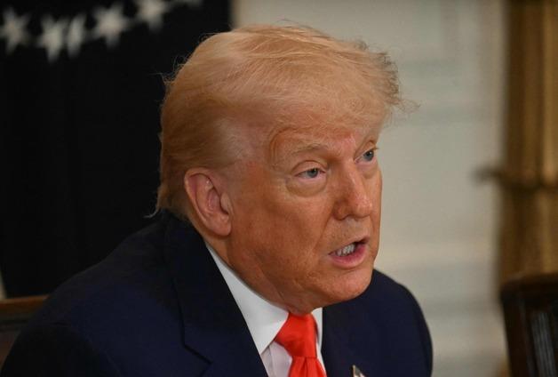 '손등 멍·꾸벅꾸벅' 트럼프, 건강이상 반박…"유전자 타고났다"