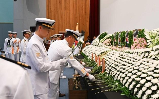 해군, P-3CK 추락사고 순직자 1주기 추모식 엄수…보국훈장 서훈