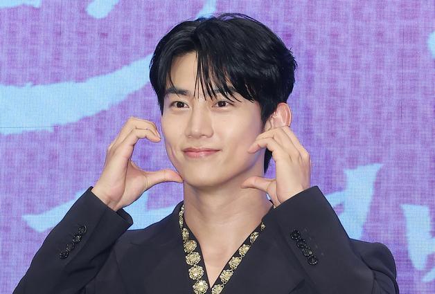 옥택연, 비연예인 여친과 내년 결혼 "오랜 기간 만나…인생 함께하기로"