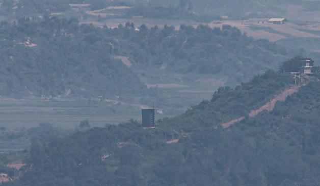 통일부 "탈북민 '대북송금' 문제, 법률적·인도적 고려도 필요"
