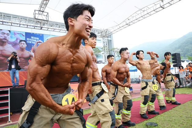 [뉴스1 PICK]한자리에 모인 몸짱 소방관 '국민 안전 우리가 지켜'