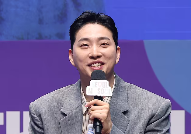 휠체어 돕던 복무요원 저격한 박위, 100만 구독 깨졌다…장애아 부모도 일침