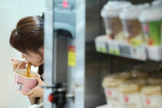 "1600곳 문 닫았다"…편의점, 36년만의 첫 감소 '생존경쟁'