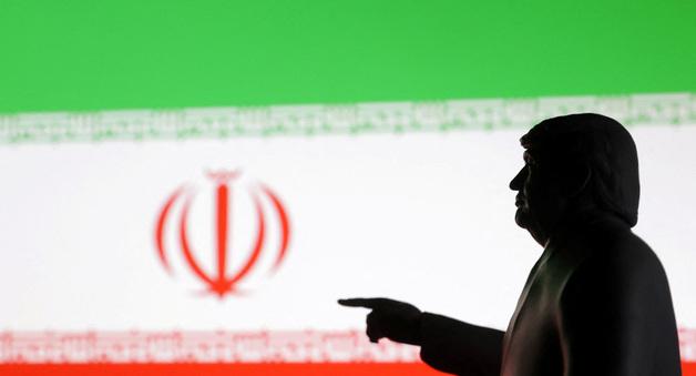 트럼프 "이란과 거래하는 국가 25% 관세 부과…즉시 발효"