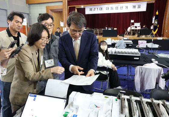 자작극 의심 '이재명 기표' 투표지…선관위 "실수·착오 결합" 