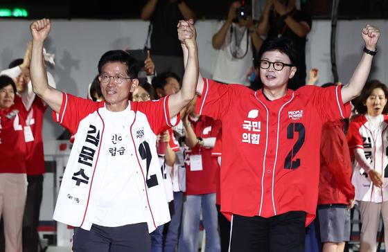김문수, 한동훈 손 잡고 "당에서 우리 당 보배 자르려 해" 