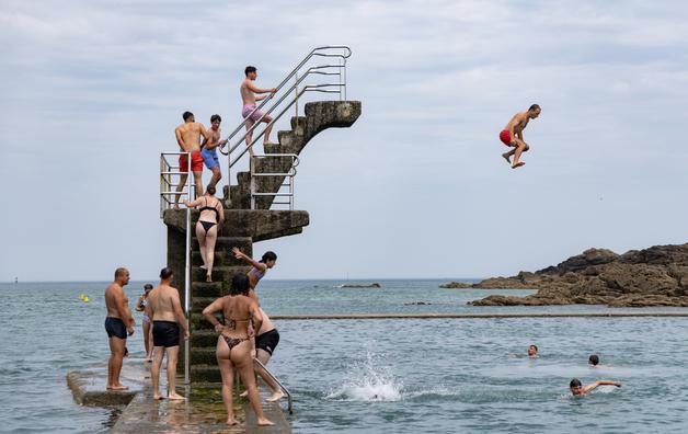 [뉴스1 PICK]프랑스, 때이른 폭염에 피서객들로 북적