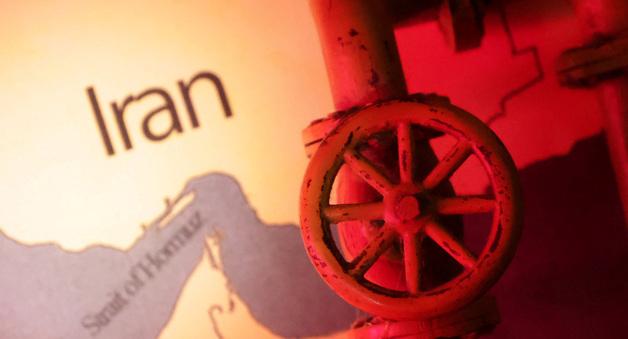 미국과 핵 협상 와중에…이란, 호르무즈 해협 일시적 폐쇄