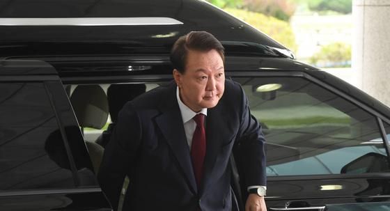 '무상 여론조사' 윤석열·명태균 기소…尹 1.4억 추징보전