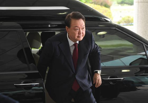 '무상 여론조사' 윤석열·명태균 기소…특검, 尹 1.4억 추징보전