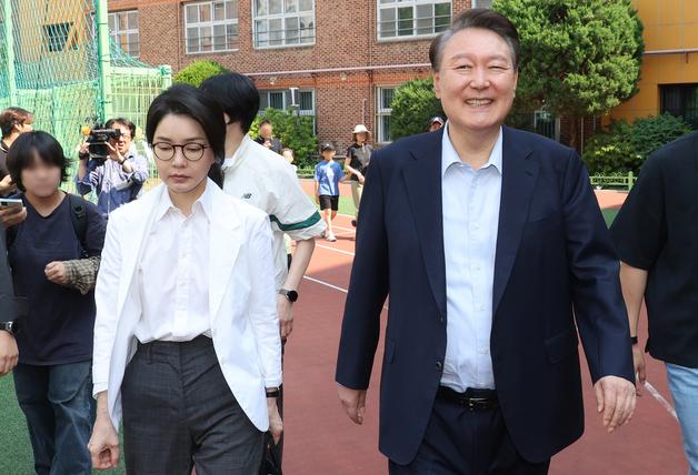 9개월 만에 법정서 김건희 만난 윤석열 '아이고'…金 "증언 거부"