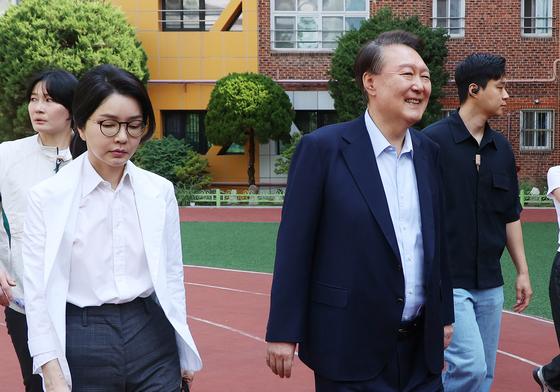 "김건희, 법정서 尹 곁눈질 울컥…구치소 돌아와 펑펑 우셨다더라"