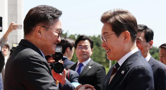 李, 개헌 의지 천명…권력구조 뺀 단계적 개헌 공식 제안