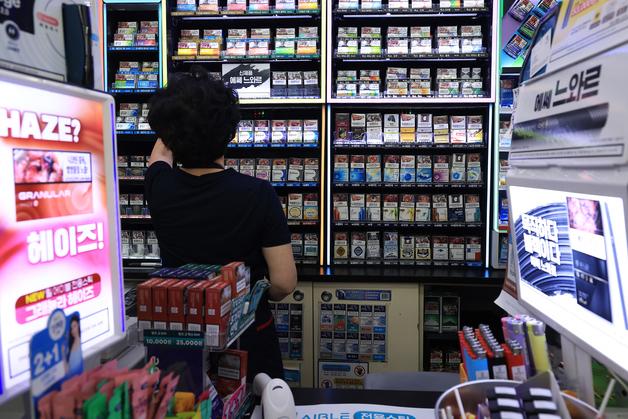 英, 09년생부터 담배 못 사는데…韓, 담뱃값 인상 논쟁에 발목