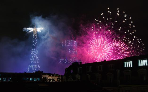 [뉴스1 PICK]혁명기념일 맞아 파리 에펠상공에서 펼쳐진 화려한 불꽃놀이