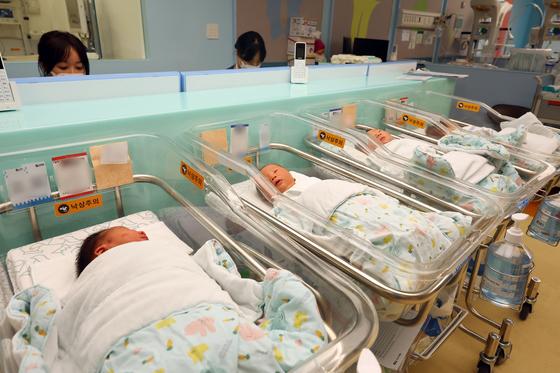 한국, 결혼·출산 의지 가장 크지만…10명 중 9명은 "경제 부담 늘어"