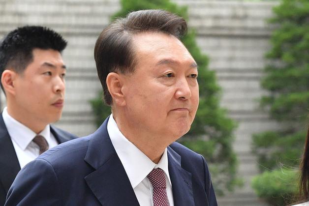 "액운 막으려고"…윤석열 전 대통령 부친 묘지에 철심 박은 70대들 체포(종합)