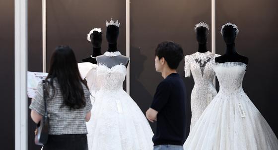 "아내는 순종해야"…Z세대 남성들, 아버지 세대보다 보수적