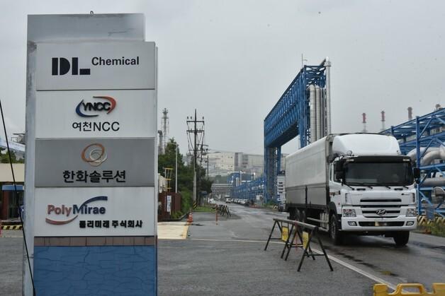 한은 "석화 구조조정으로 생산 최대 6.7조 감소…'골든타임' 잡아야"