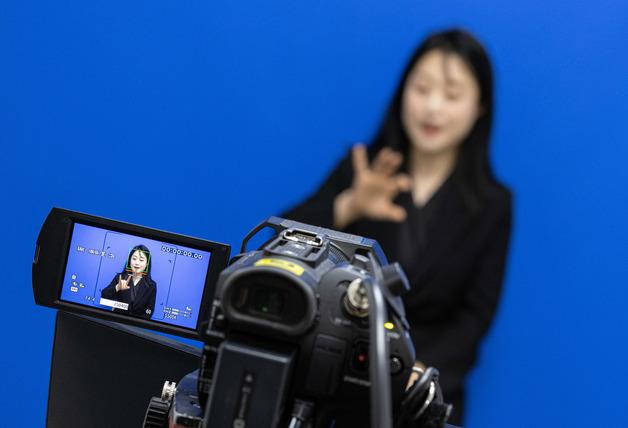 방송 화면과 따로 노는 수어통역, 품질 개선 나선다
