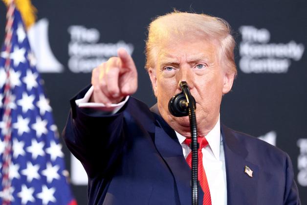 반도체 보조금 줄테니 지분 내놔…황당한 트럼프