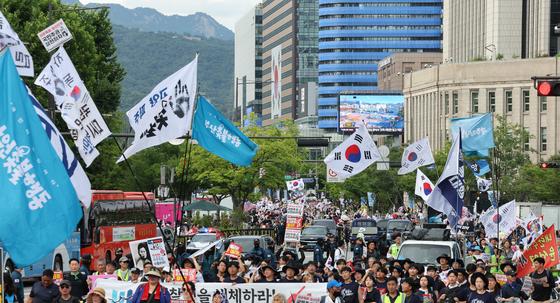 "이상민 징역 7년, 이게 재판?" "윤 어게인"…도심 집회