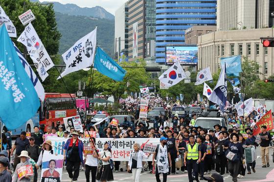 "이상민 징역 7년, 이게 재판?" "윤 어게인"…도심 집회