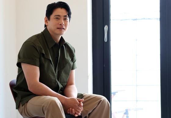 유태오, 경계인이라는 시대의 초상