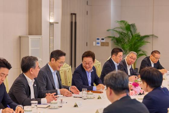 李대통령 中 국빈 방문…5대 그룹 총수 등 200명 경제사절단 동행