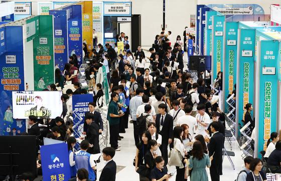 [르포]"취업난, 면접 경험이라도"…올해도 붐빈 금융권 공동채용 박람회
