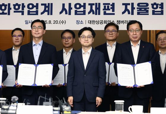 NH證 "롯데케미칼, 석화 사이클 회복 없이 주가 상승 어려워"