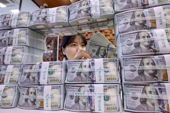 강달러 예고 '골든크로스' 출현…"환율 1500원 뉴노멀 우려"