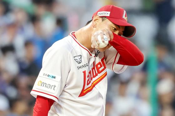 SSG 날벼락…'어깨 통증' 김광현, 스프링캠프 중도 하차