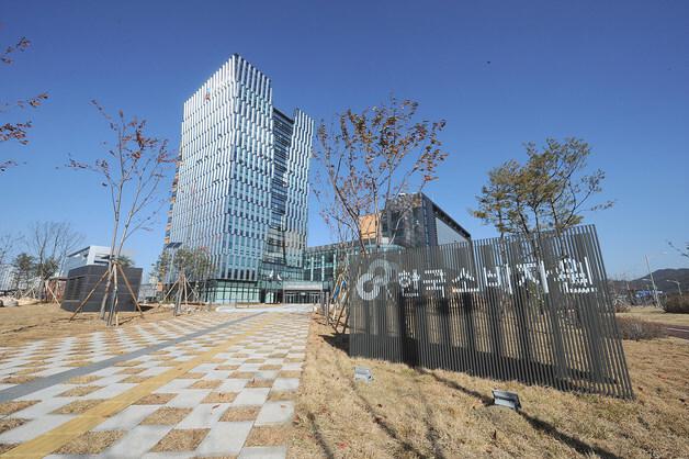 소비 3대 지표, '의식주'에서 '식·금·주'로…금융·보험↑, 의류 빠져