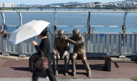 李 대통령 자살예방 강화…복지부, '자살유족 동료 돌봄사업' 첫 시행